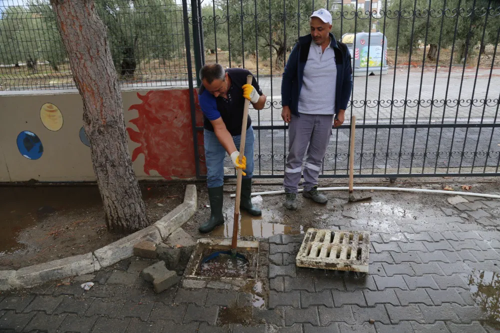 Edremit Belediyesi sağanak yağışlara Karşı 7/24 sahada