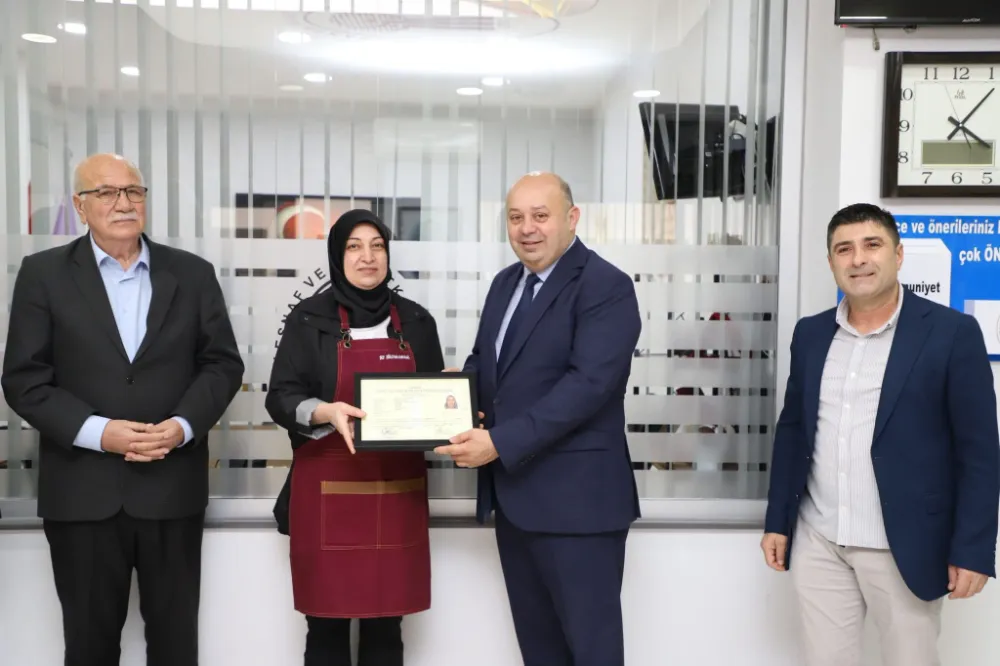 Gönen’de Kapsam Dışı Meslekler Kursu Mezunlarına Belgeleri Takdim Edildi