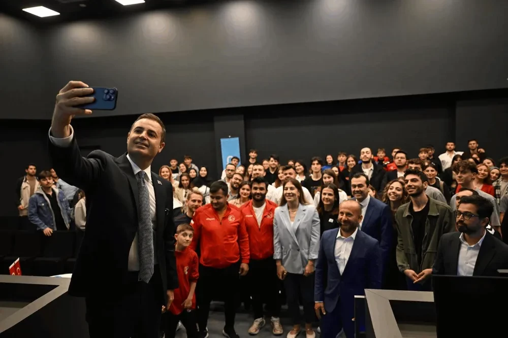 Ahmet Akın, Gençlik Haftası’nda Gençlerle ve Sporcularla Buluştu