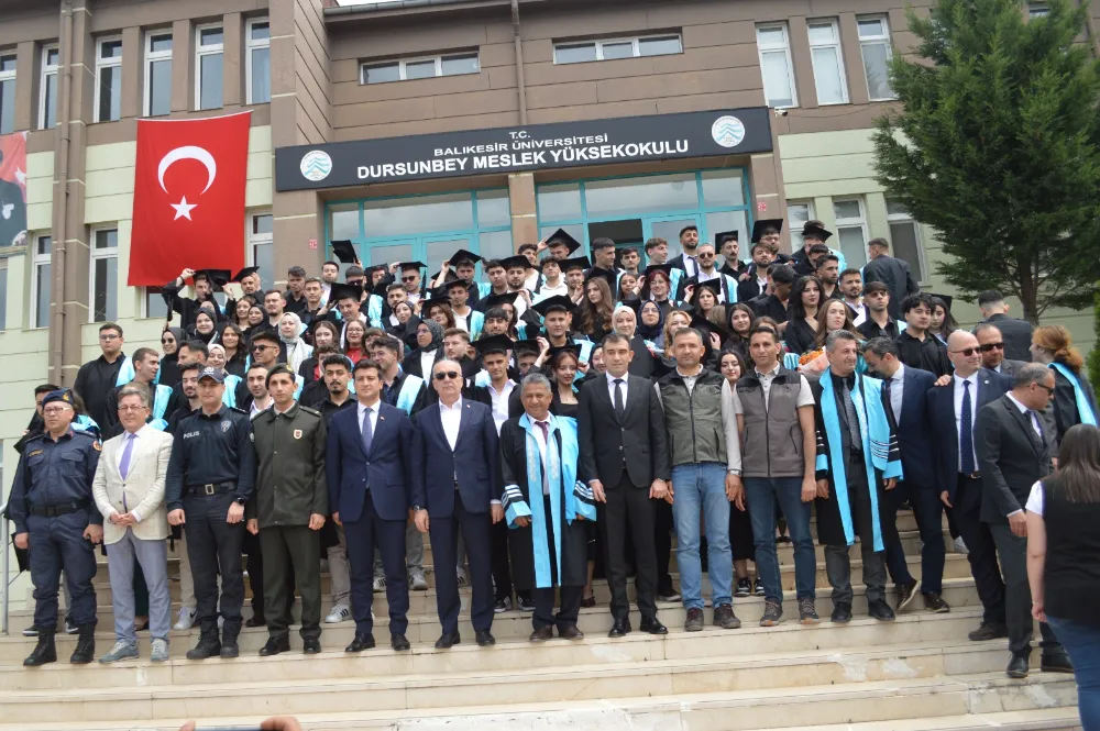 Dursunbey MYO’da Mezuniyet Sevinci