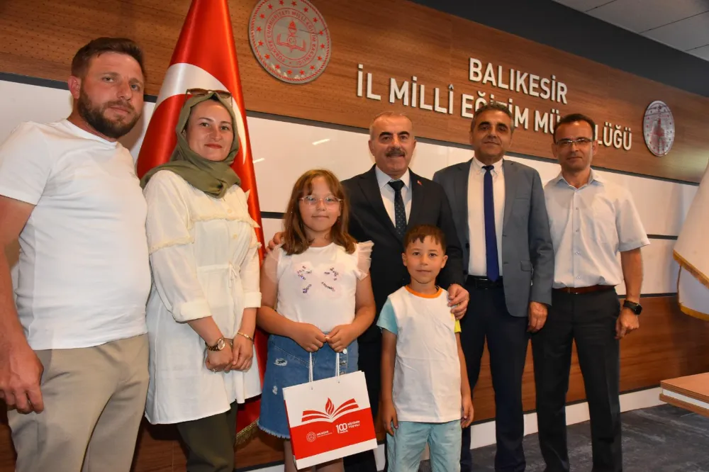 *İstiklal Marşı’nı En Güzel Okuyanlar ve Çizenler Ödüllerine Kavuştu*