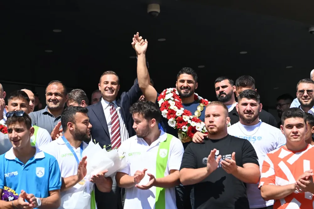 Başpehlivan Enes Doğan’a davullu zurnalı karşılama