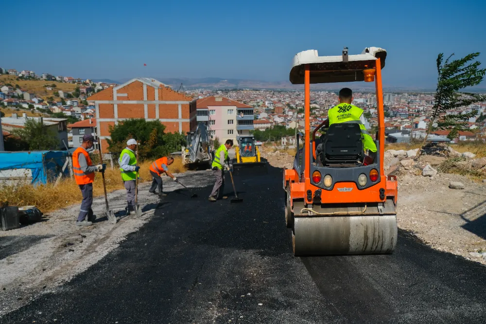 ALTIEYLÜL KIRSAL VE MERKEZDE YOLLARI YENİLİYOR