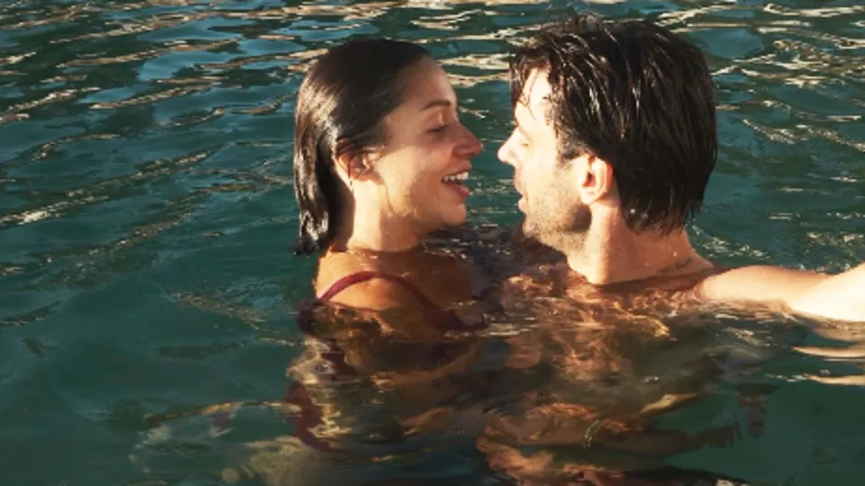 Zeynep Bastık ve Serkay Tütüncü’den havuzda aşk dolu poz!