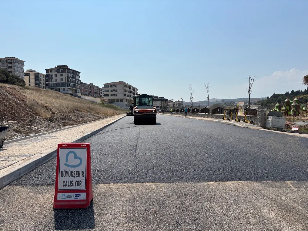 Büyükşehir, yıllardır hizmet bekleyen yolları asfaltla buluşturuyor