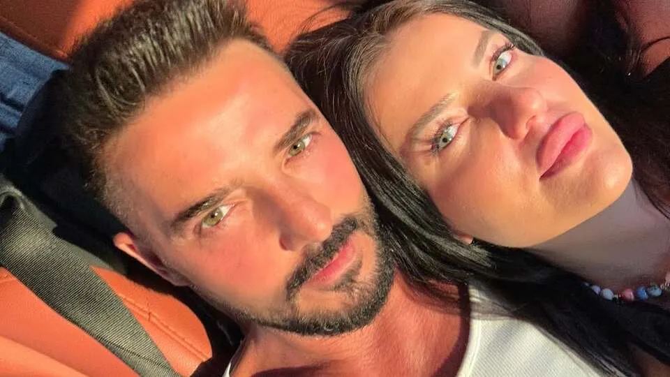 Gökhan Özen Sevgilisiyle İlk Fotoğraflarını Paylaştı