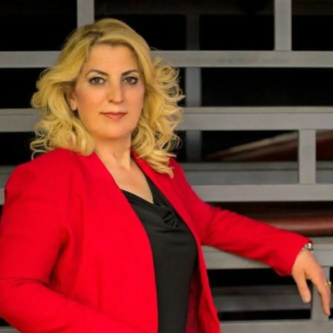 Recebiye’nin Gönül Köşesi: Mavi Şal ve Yosun Yeşili Gözler